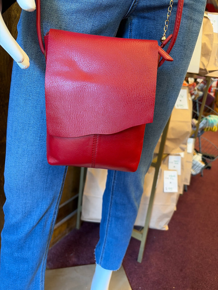 Leather Canada bag by ili New York featuring a sleek design and sturdy leather construction for stylish everyday use.