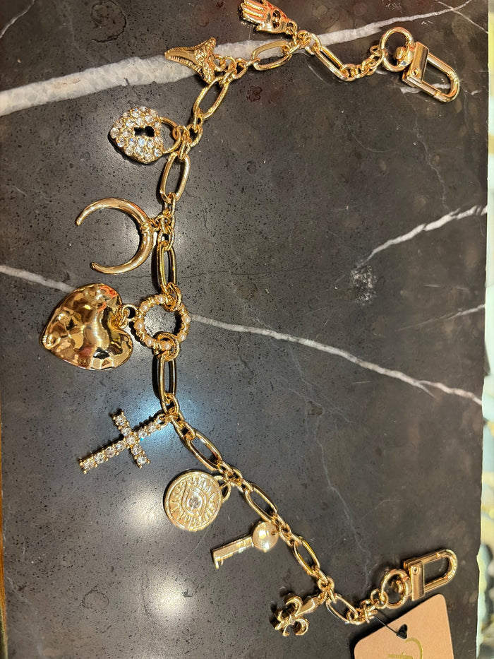 Joia bag charm chain with decorative metal accents, designed to add style and elegance to handbags.