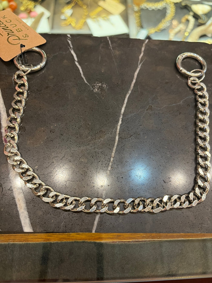 Joia bag charm chain with decorative metal accents, designed to attach to handbags for style and personalization.
