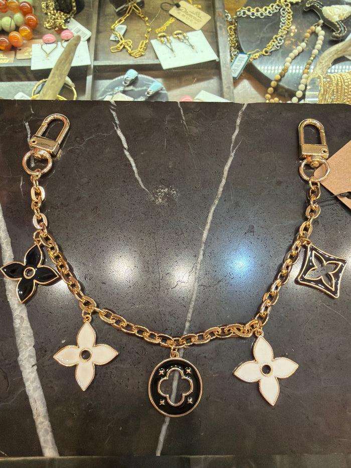 Joia bag chain charm featuring a stylish design, perfect for accessorizing handbags with a chic and decorative touch.