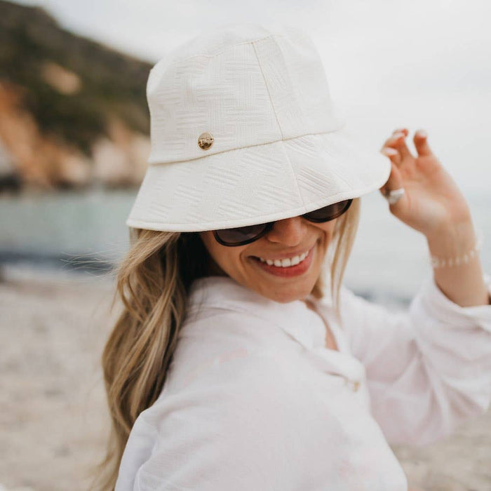 Pretty Simple Clearwater bucket hat in beige with a wide brim, made of lightweight fabric, perfect for sun protection.