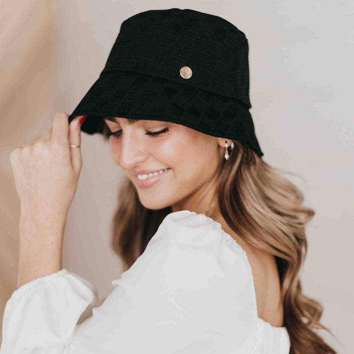 Pretty Simple Clearwater bucket hat in light fabric with a wide brim, perfect for sun protection and casual style.