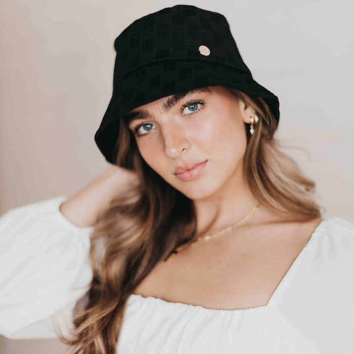 Pretty Simple Clearwater bucket hat in light fabric with a wide brim, perfect for sun protection and casual style.