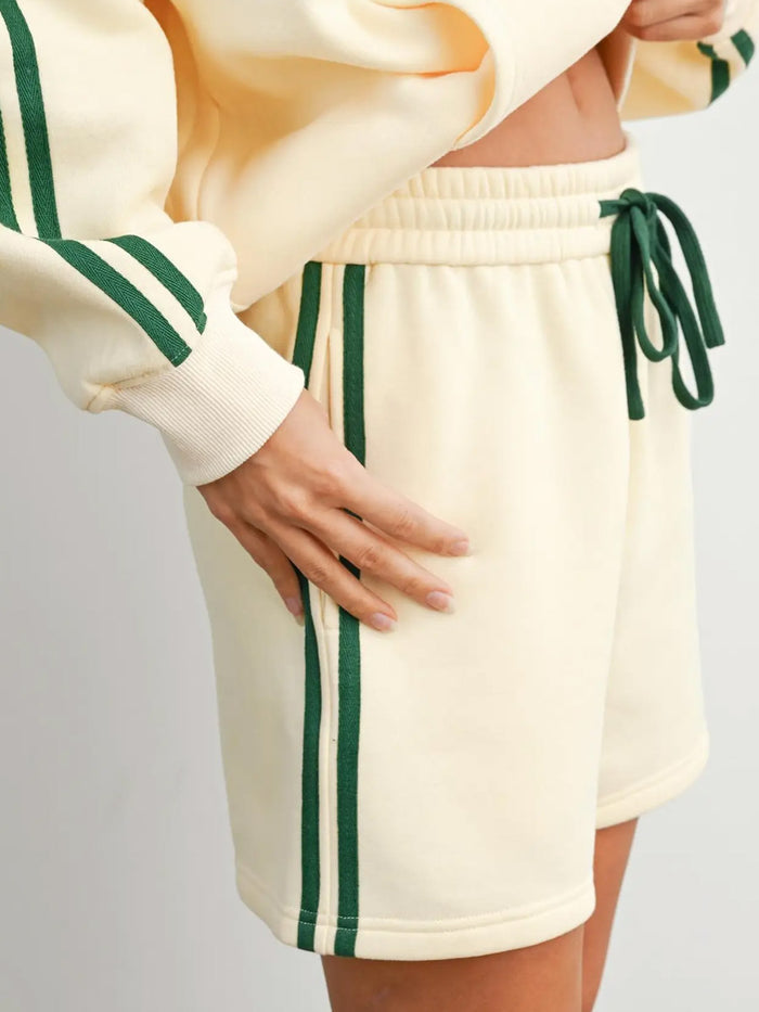 CONTRAST STRIPED DRAWSTRING SHORTS - GREEN SHORTS OAK CLOTHING CO.
