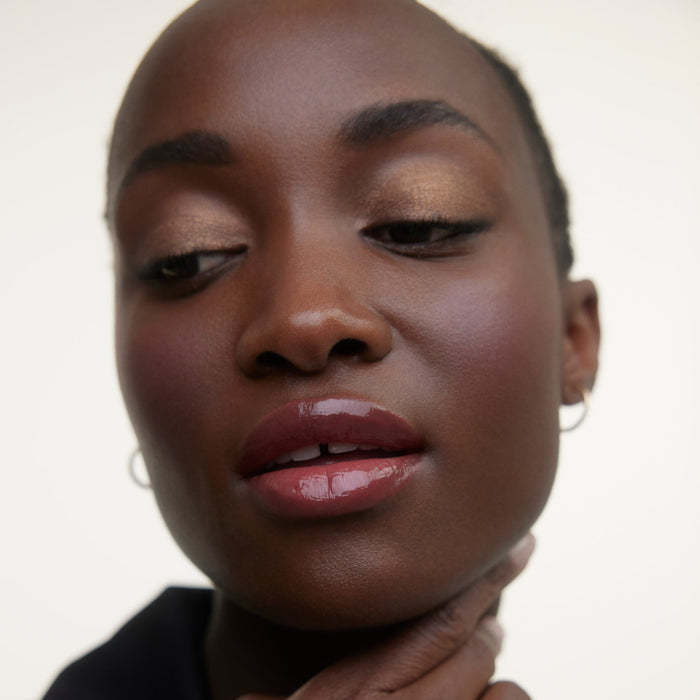 Wonderblush-La Laque Tinted Lip Oil-Makeup-LaLaque-ModelDarkSkin-Bordeaux-The Detox Market | Bordeaux - Deep berry