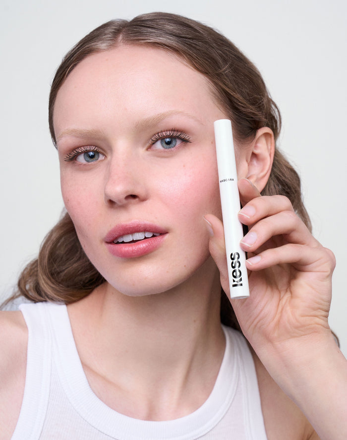 mascara; Black: Alba trägt die Lengthening Day Mascara in Black