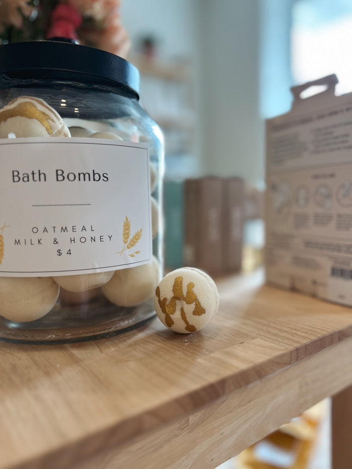 Oatmeal Milk & Honey Bath Bomb - Aesthetics By Kell