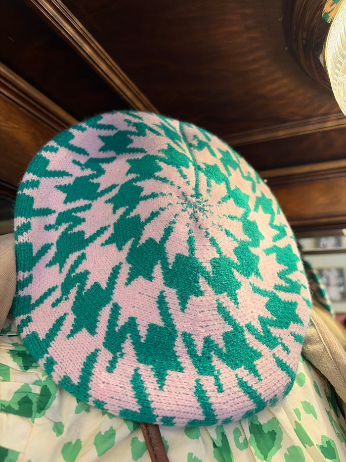 Joia Oiu Oui beret hat in classic style, shown in natural fabric with a snug fit and stylish design.