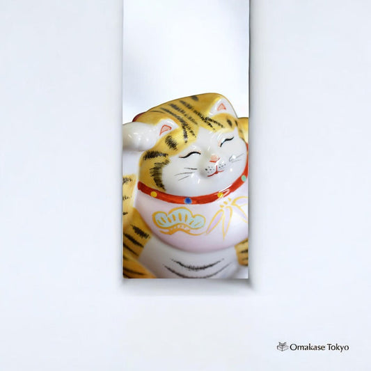 Right Hand Maneki Neko Figurine – Kutani Ware (Gold Color)