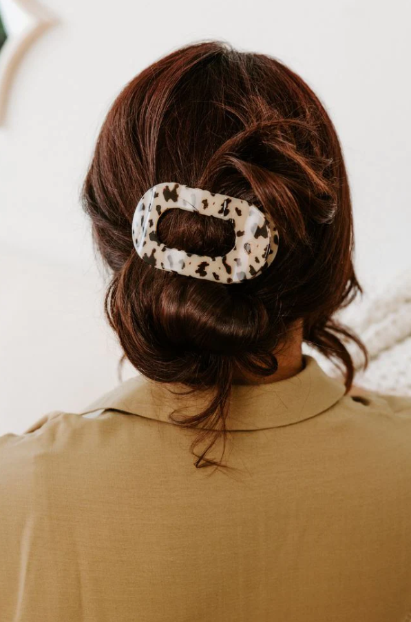 Teleties Flat Clip Round Medium - Blonde Tortoise Hair Accessories in at Wrapsody