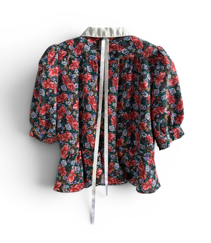 Vintage Floral Blouse with Contrast Collar and Adjustable Waist